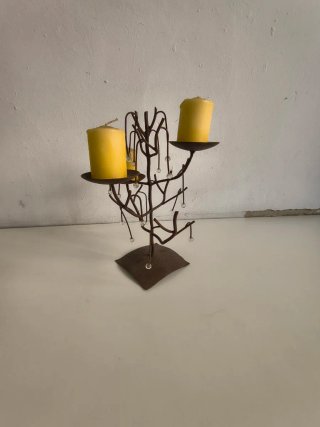 Candelabro da tavolo in metallo con decorazioni