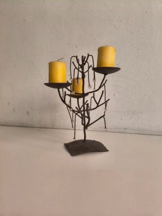 Candelabro da tavolo in metallo con decorazioni