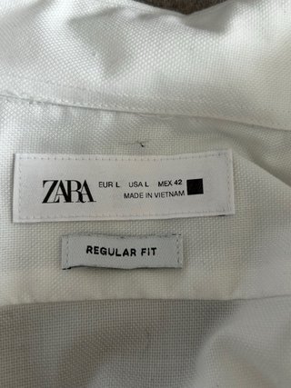 Traje azul y camisa blanca