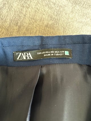 Traje azul y camisa blanca