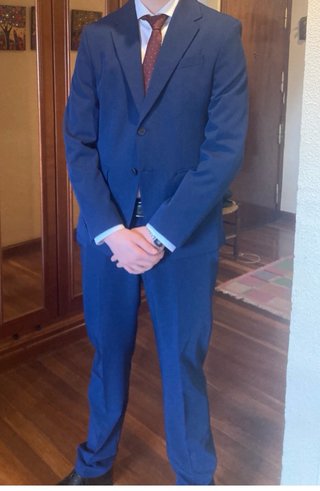 Traje azul y camisa blanca