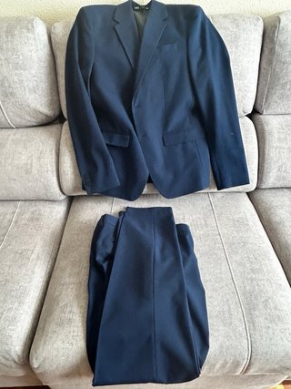 Traje azul y camisa blanca
