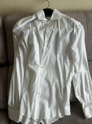 Traje azul y camisa blanca