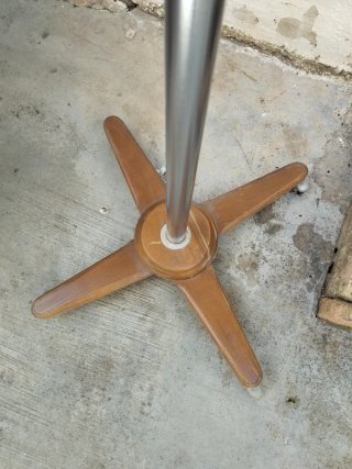 Perchero de pie metal y madera