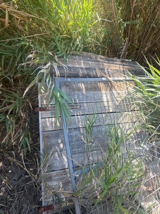 Puerta de madera con reja