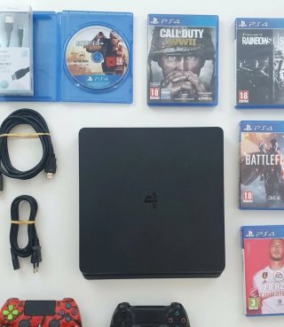 PS4 (PlayStation 4) Negra + 4 Juegos