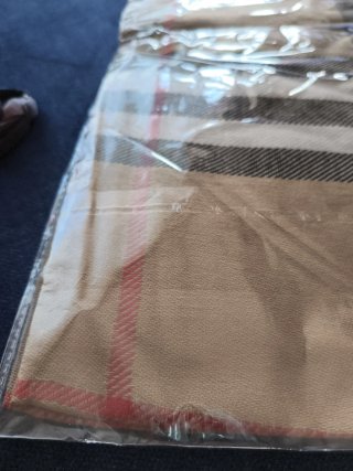 Fular cuadros clásico beige y rojo