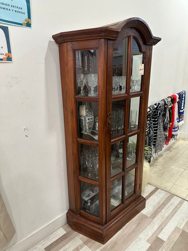 Vitrina de madera y cristal