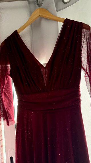 Vestido de graduación burdeos con brillos