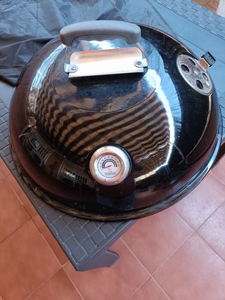Barbacoa de carbón negra marca Kingstone.