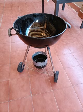 Barbacoa de carbón negra marca Kingstone.