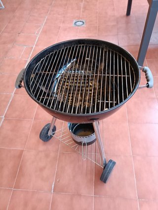 Barbacoa de carbón negra marca Kingstone.