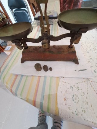 Báscula antigua de latón con pesas