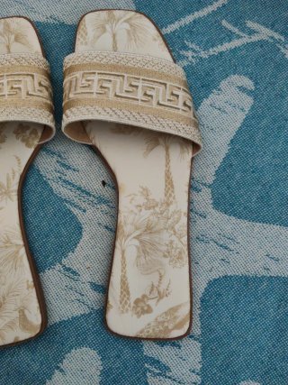 Sandalias planas beige y doradas. Diseño con oro