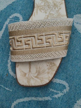 Sandalias planas beige y doradas. Diseño con oro
