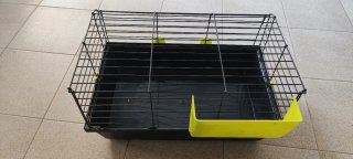 Jaula para mascotas negra y amarilla