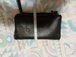 Bolso negro con tachuelas de estrella