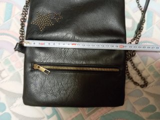 Bolso negro con tachuelas de estrella
