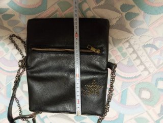Bolso negro con tachuelas de estrella
