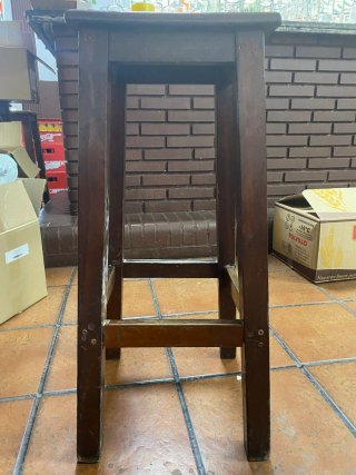 Taburete de madera marrón
