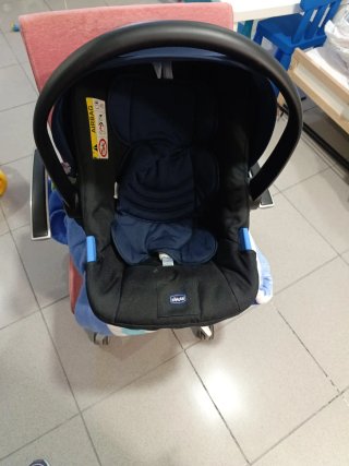 Carrito de bebé Chicco con funda gris