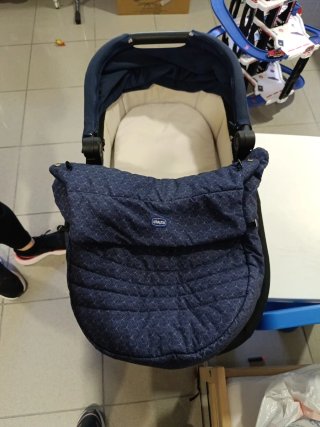 Carrito de bebé Chicco con funda gris