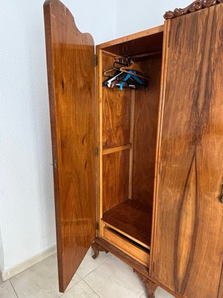 Armario de madera maciza con detalles