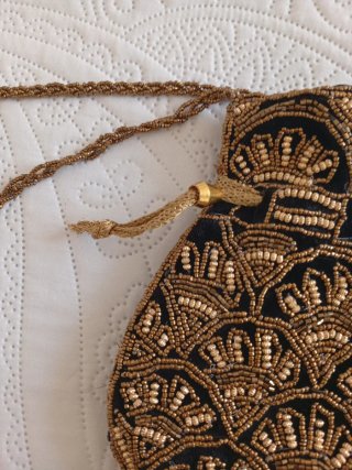Bolso joya bombonera negro y dorado