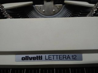 Máquina de escribir Olivetti Lettera 12