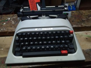 Máquina de escribir Olivetti Lettera 12