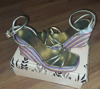 Sandalia Cuña Alta Multicolor y Dorada