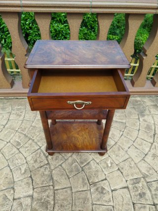 Mesita auxiliar de madera con cajón