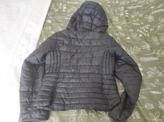 Abrigo de mujer negro con capucha