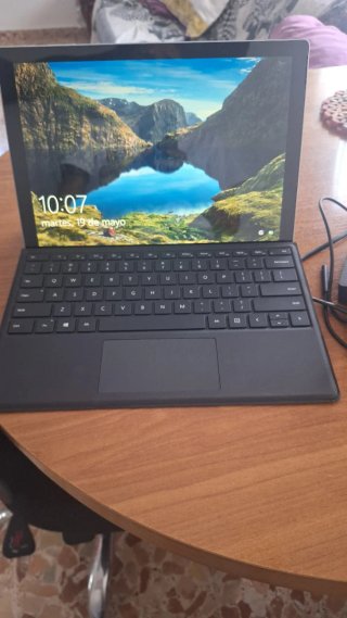 Microsoft Surface Pro i5-7300U 8GB RAM 238GB SSD