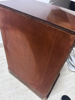 Mesita de noche de madera oscura