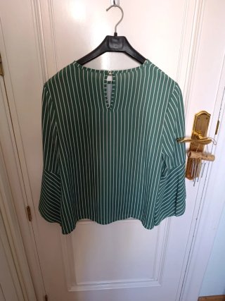 Camisa verde y blanca de rayas