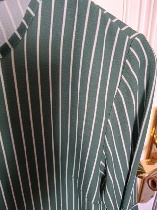Camisa verde y blanca de rayas