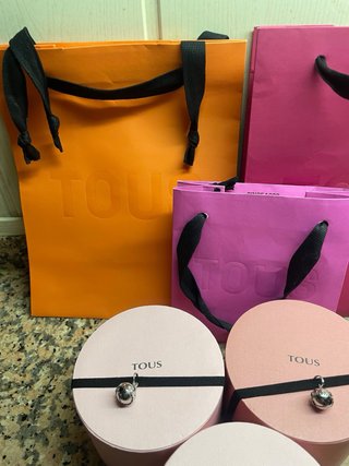 Cajas Tous grandes naranja y rosa