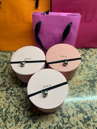 Cajas Tous grandes naranja y rosa