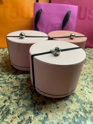 Cajas Tous grandes naranja y rosa