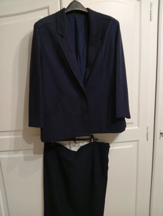 Completo giacca e gonna blu scuro