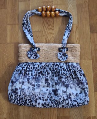 Bolso de tela y aplique de paja con estampado flor