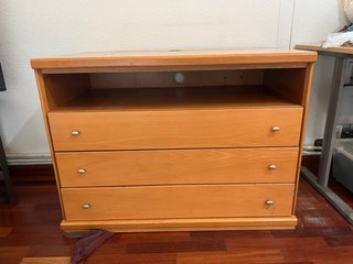 Mueble de madera clara con cajones