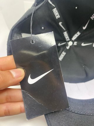 Gorra Nike Negra con Logo Plateado
