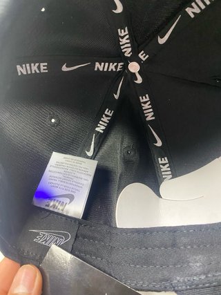 Gorra Nike Negra con Logo Plateado