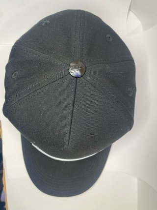Gorra Nike Negra con Logo Plateado