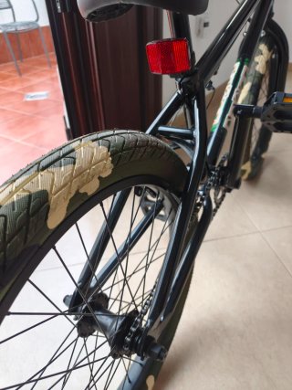 Bicicleta BMX nera con camuffamento