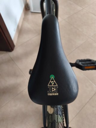 Bicicleta BMX nera con camuffamento