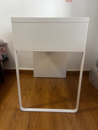 Escritorio blanco con cajón