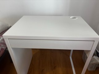 Escritorio blanco con cajón